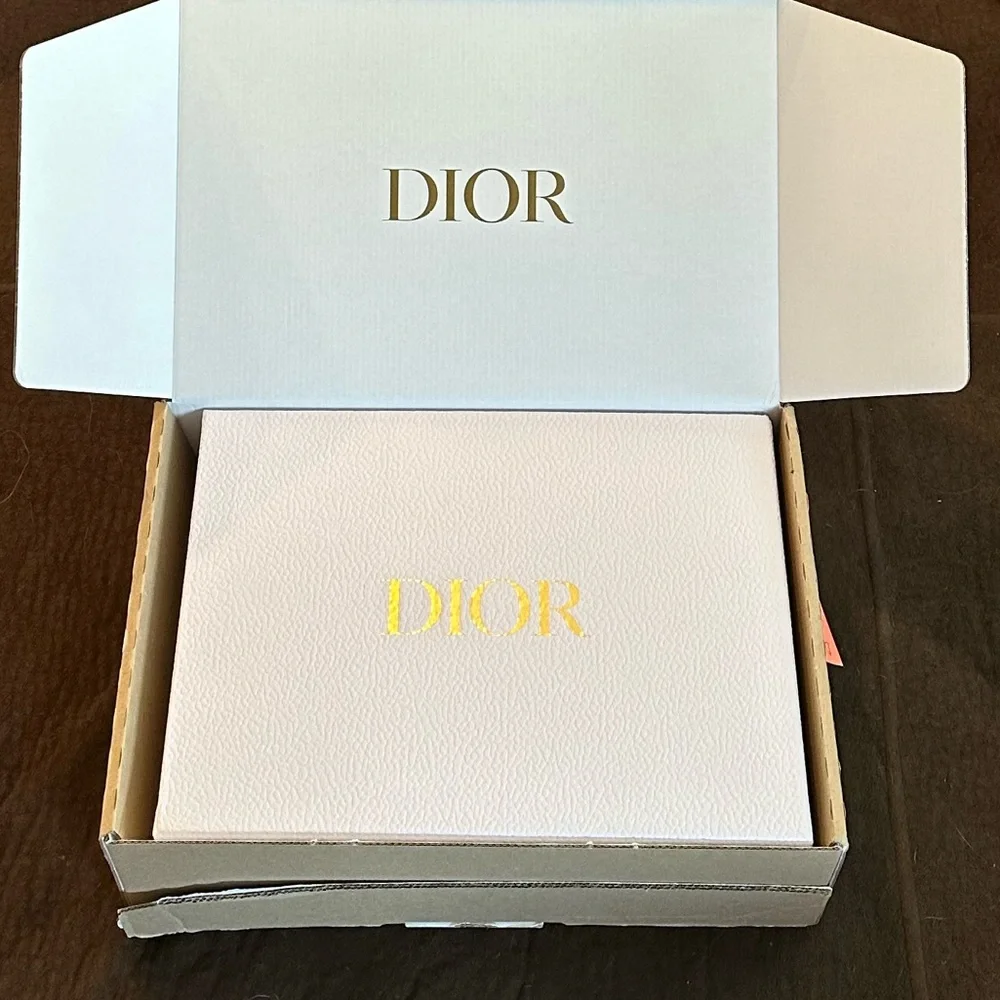 White pebble Dior Box with Ribbon - Picture 2 of 6